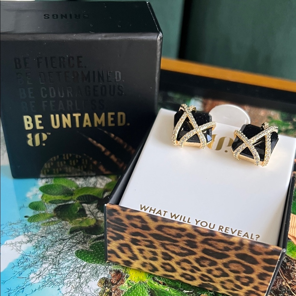 Bomb Party Untamed Gold and Onyx Sandstone
